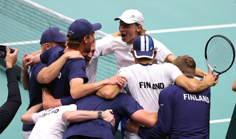 Soome rõõmustab võidu üle, keskel näoga meie poole esireket Emil Ruusuvuori. / Foto: Reuters/Scanpix