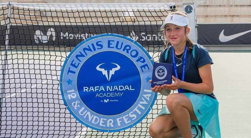 Eesti U12 klassi tippmängija Elizaveta Anikina mängis ainult kutsetega turniiril Rafael Nadali akadeemia väljakutel Manacoris, kus peeti Euroopa võib-olla tugev